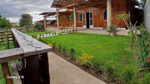 A wooden house with a porch and a garden. - Punta Paraíso Oaxaca (Oaxaca)