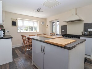 Cookware/dishes/utensils - Fishermans Cottage (Withernsea)