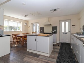 Cookware/dishes/utensils - Fishermans Cottage (Withernsea)