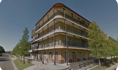 1-bedroom condo in Baton Rouge with WiFi, AC. Just steps from all things LSU
