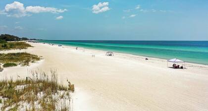 Sunshine Siesta - Sun Deck, Beach Gear & Grill Included!