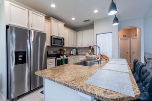 Mikrobølgeovn, ovn, kokeplater og oppvaskmaskin