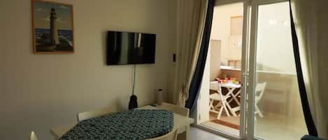 Apartment, 1 Bedroom, Balcony | Dining