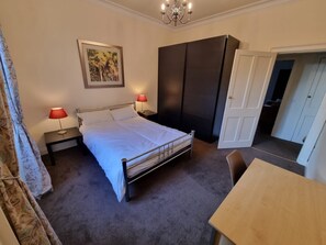 2 makuuhuonetta, silitysrauta/-lauta, ilmainen Wi-Fi