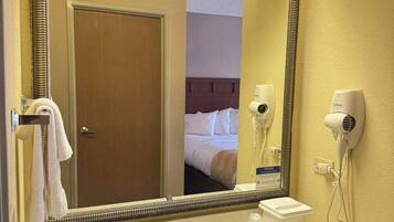 Asciugacapelli, asciugamani, sapone, carta igienica