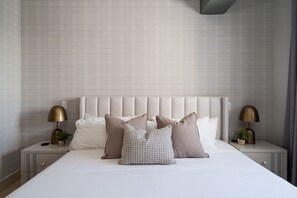 1 dormitorio y tabla de planchar con plancha
