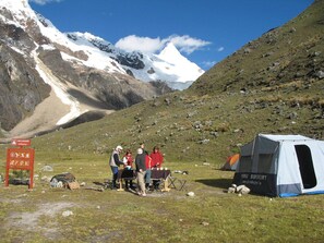 Tienda básica, patio, vistas a la montaña | Cocina privada