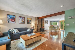 Smart TV, video games, books - Spacious 3-Bed Mt. Chalet with Attitash Views & Private Hot Tub (Bartlett)