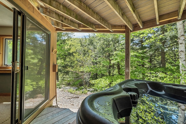 Terrace/patio - Spacious 3-Bed Mt. Chalet with Attitash Views & Private Hot Tub (Bartlett)
