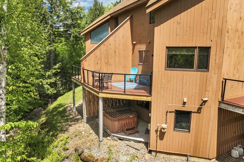 Spacious 3-Bed Mt. Chalet with Attitash Views & Private Hot Tub