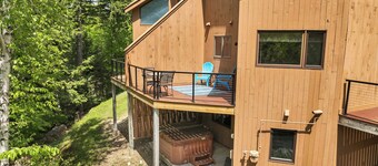 Spacious 3-Bed Mt. Chalet with Attitash Views & Private Hot Tub