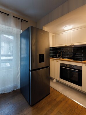 Réfrigérateur, micro-ondes, four, plaque de cuisson