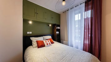 1 habitación, tabla de planchar con plancha y cuna de viaje