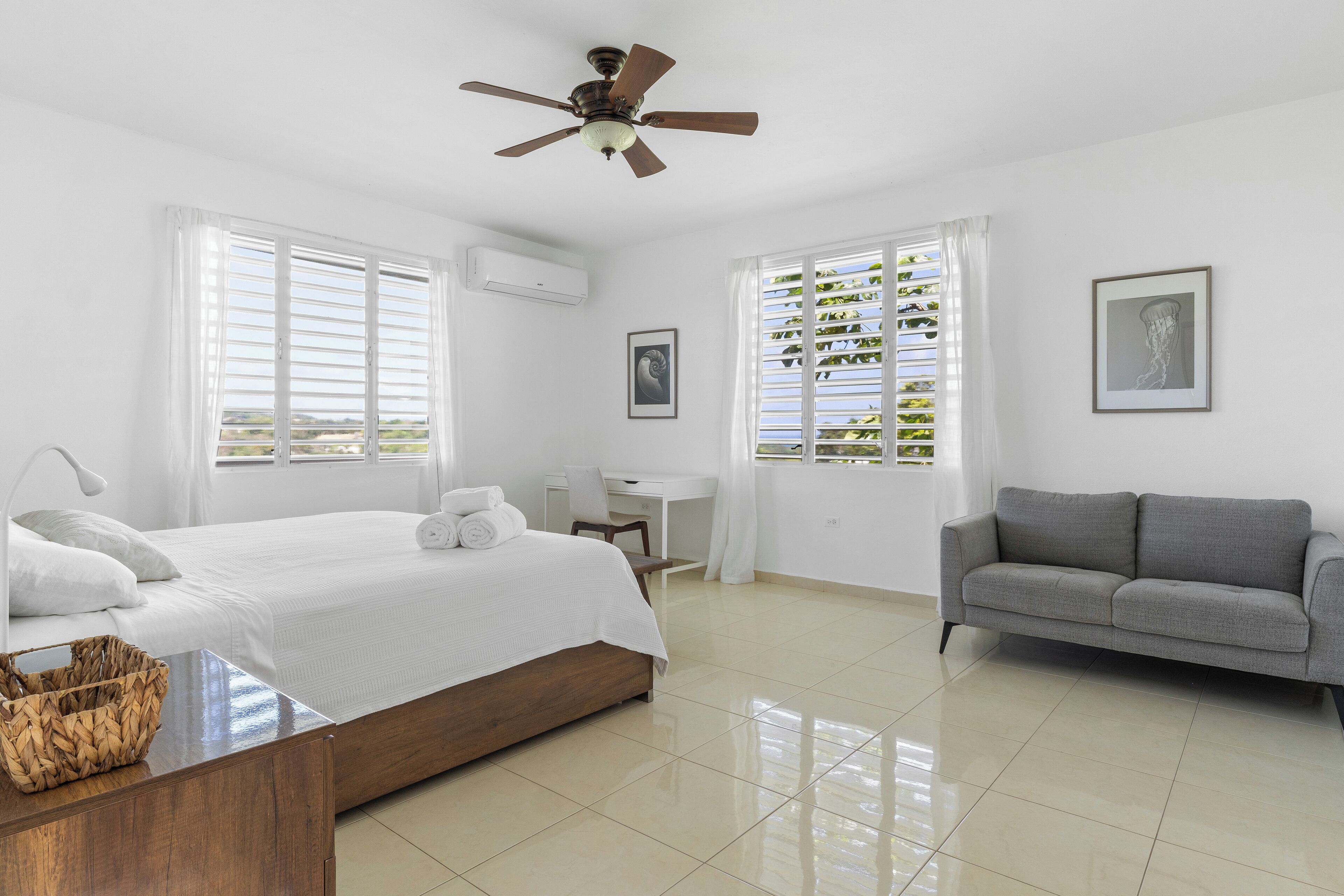 3 bedrooms, iron/ironing board, WiFi, bed sheets