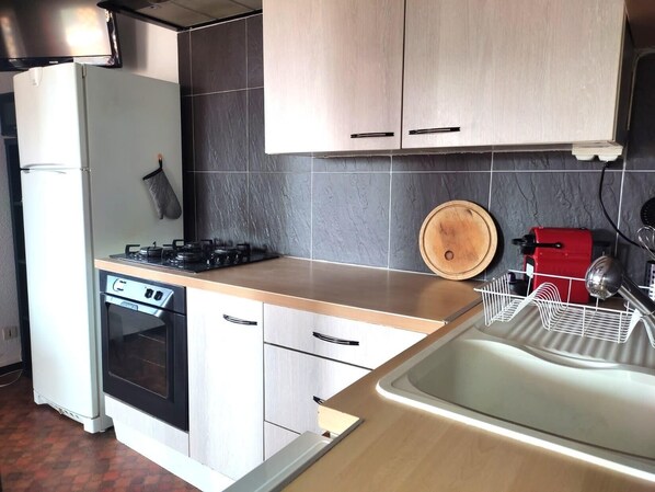 Kühlschrank, Mikrowelle, Ofen, Geschirrspüler