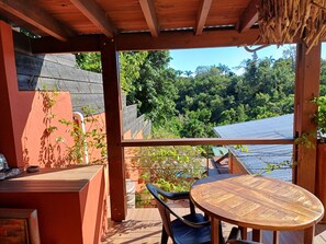 Outdoor dining - Quiet little hut surrounded by vegetation... (Saint-Denis)