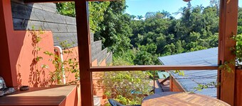 Quiet little hut surrounded by vegetation...