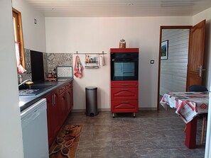 Een magnetron, een oven, een kookplaat, een vaatwasser