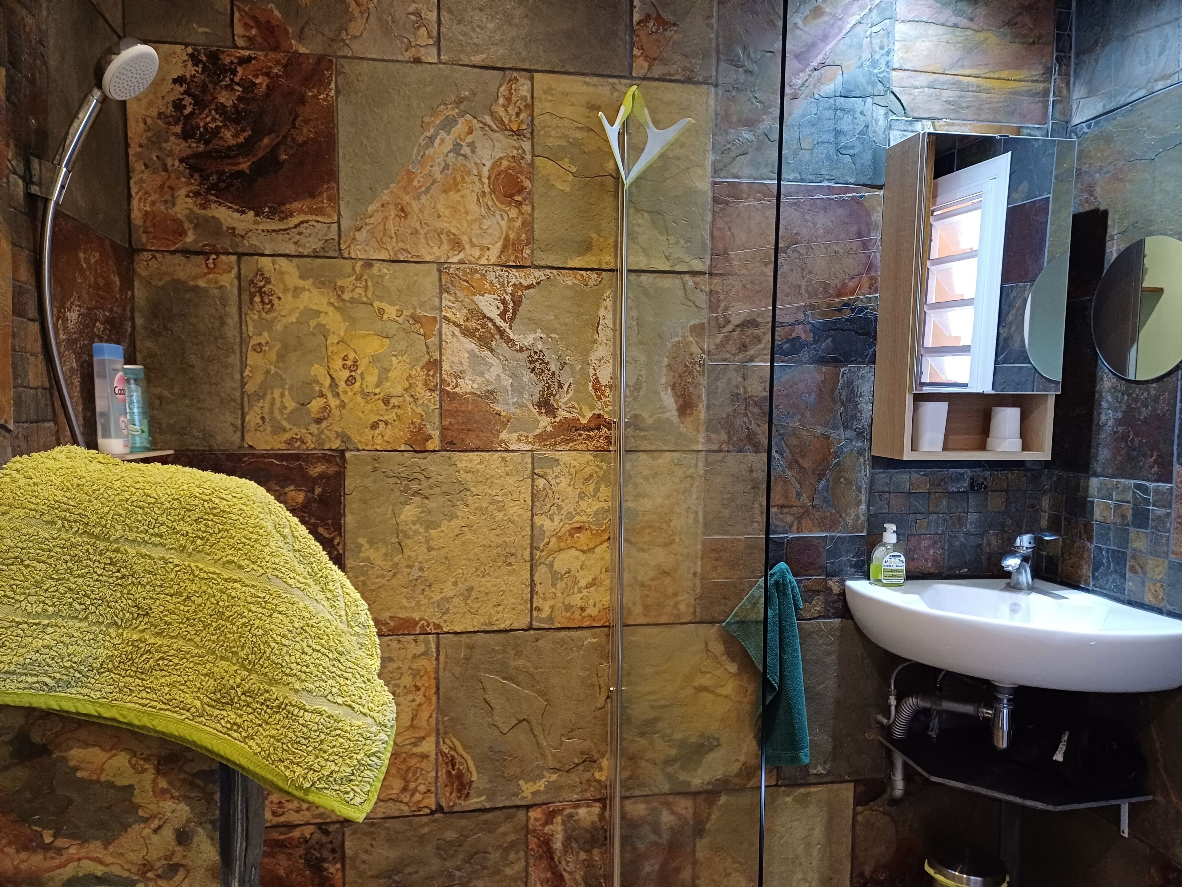Haartrockner, Handtücher, Seife, Toilettenpapier