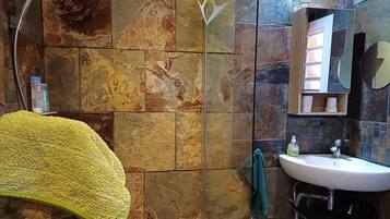 Haartrockner, Handtücher, Seife, Toilettenpapier