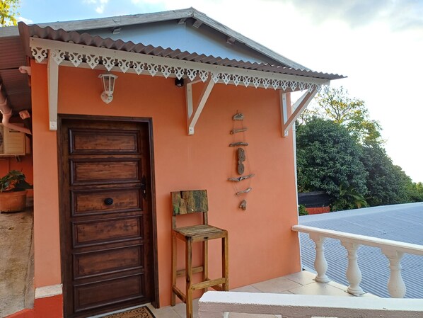 Exterior detail - Quiet little hut surrounded by vegetation... (Saint-Denis)