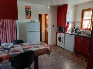 Een magnetron, een oven, een kookplaat, een vaatwasser