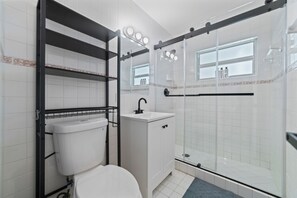 Douche, serviettes fournies, savon, shampoing