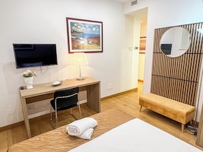 3 camere, una cassaforte in camera, una scrivania, ferro/asse da stiro