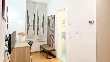 3 makuuhuonetta, tallelokero huoneessa, työpöytä, silitysrauta/-lauta