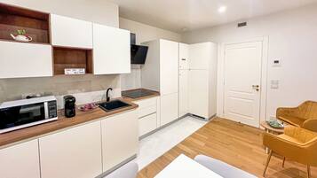 Kühlschrank, Mikrowelle, Herdplatte, Geschirrspüler