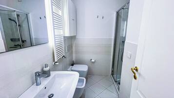 Doccia, asciugacapelli, bidet, asciugamani