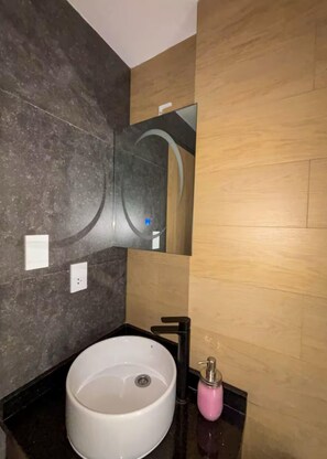 Een douche, een haardroger, handdoeken, zeep