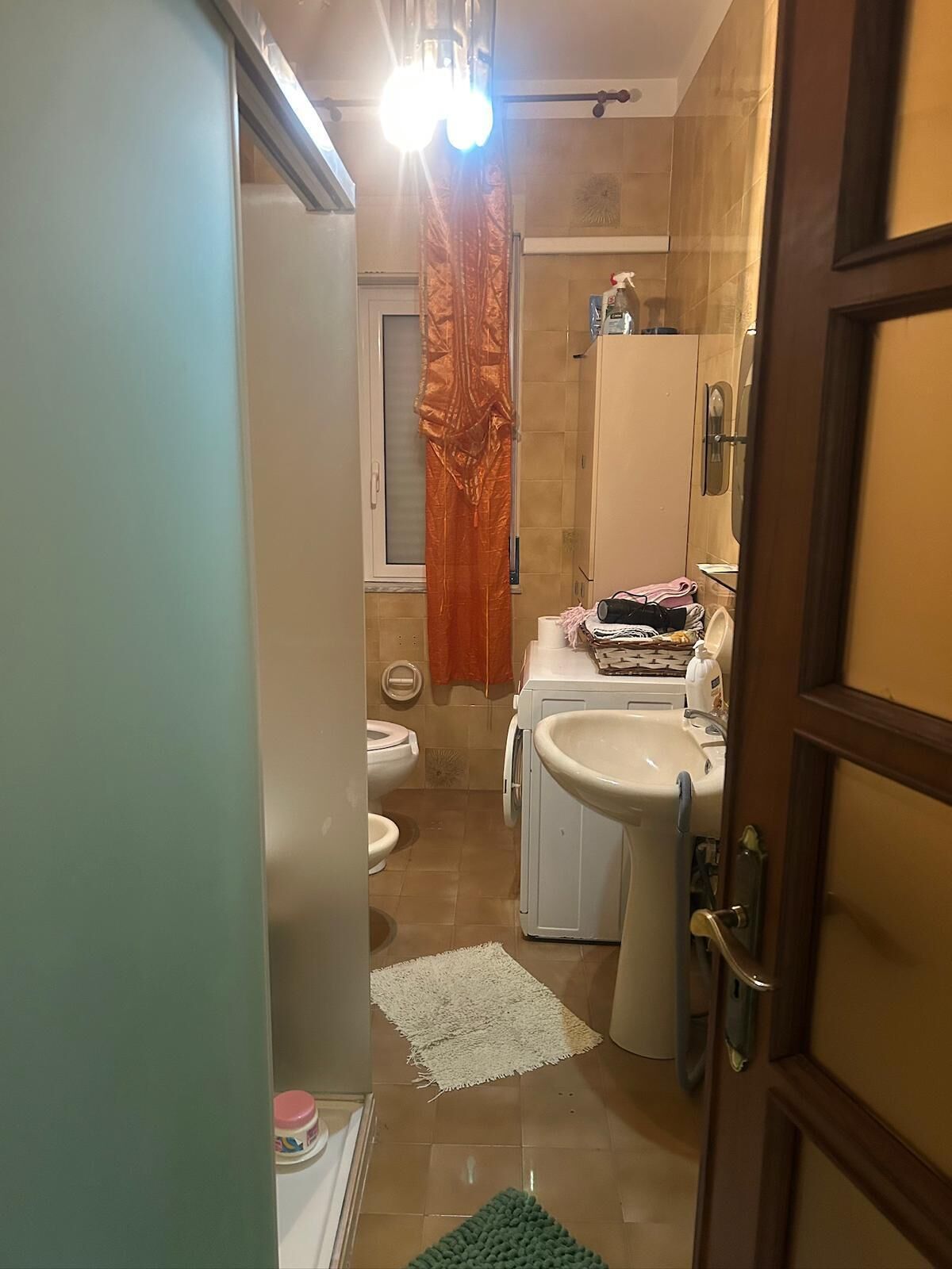 Een douche, een haardroger, een bidet, handdoeken