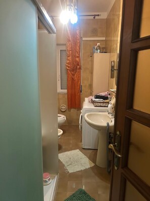 Douche, sĂšche-cheveux, bidet, serviettes fournies