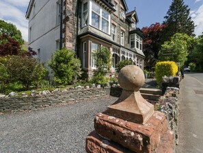 المنطقة المحيطة بالمنشأة