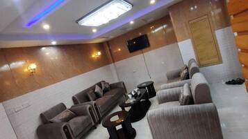 Área de estar no saguão