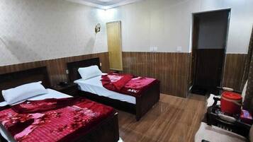 Quarto casal luxo, vista para a montanha | Quartos à prova de som, ferros/tábuas de passar roupa, Wi-Fi de cortesia