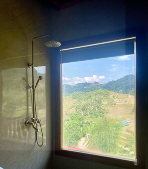 Shower, free toiletries, hair dryer, slippers - Bong Benh Retreat (Hoang Su Phi)