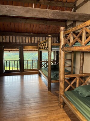 Dormitorio compartido económico, balcón, vista a la montaña | Wifi gratis
