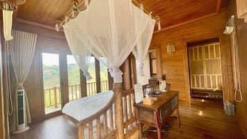スーペリア バンガロー クイーンベッド 1 台 バルコニー マウンテンビュー | WiFi (無料)