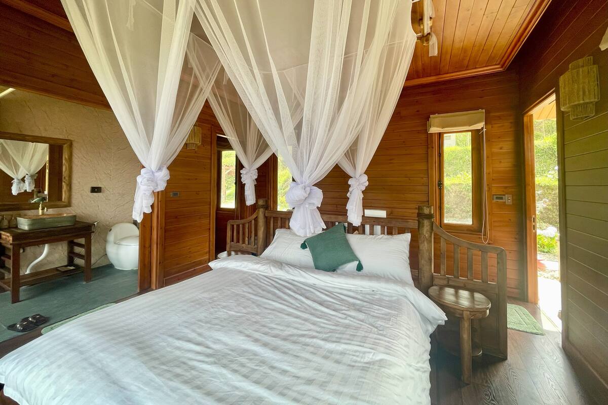 Superior Bungalow, 1 Queen Bed, Balcony, Mountain View | Free WiFi