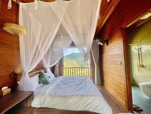 Bungalow básico, 1 cama Queen size, balcón, vista a la montaña | Wifi gratis 