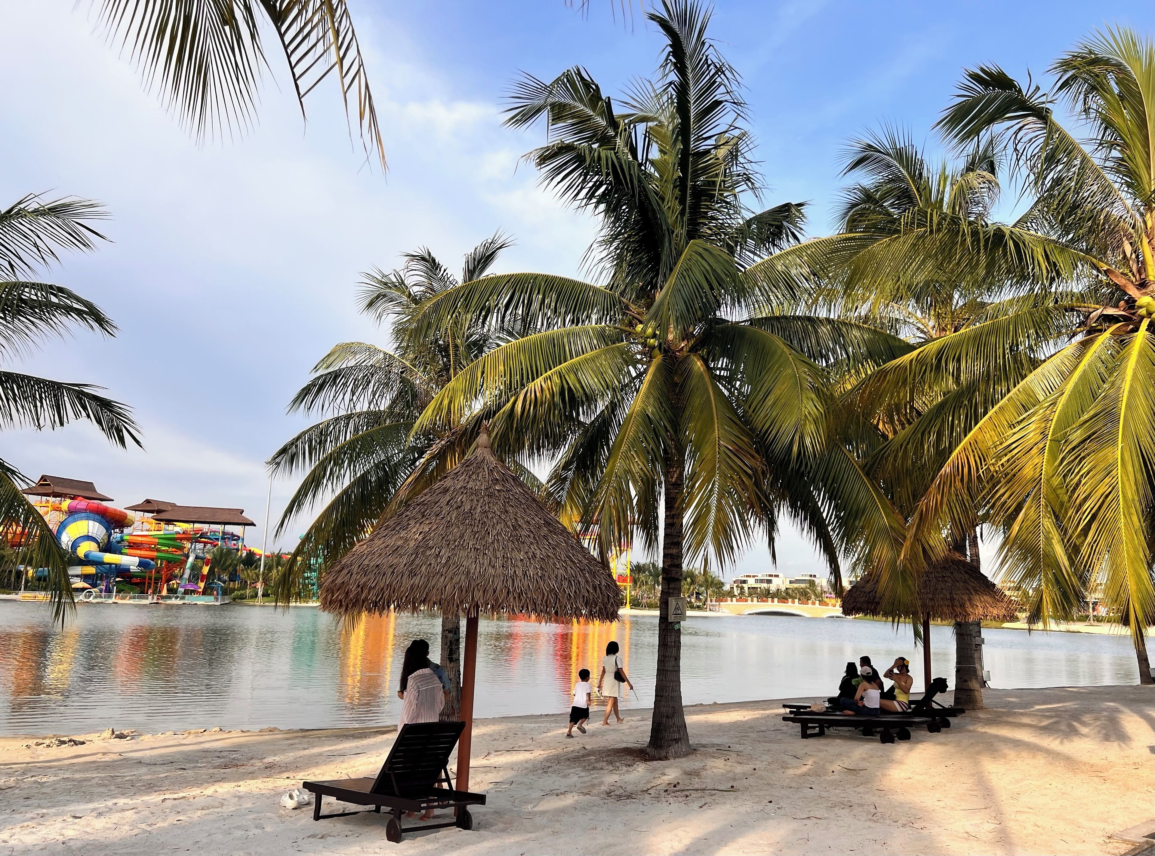 หาดส่วนตัว, ทรายสีขาว, รถรับส่งชายหาด (ฟรี), คาบาน่า (ฟรี)