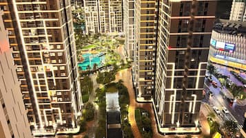 Luxury Apartment, 2 Bedrooms, Balcony, Pool View | Lake view