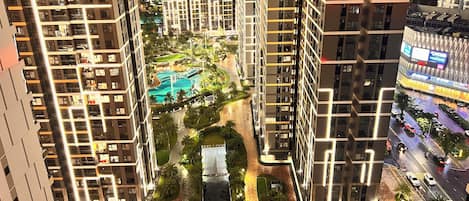 Luxury Apartment, 2 Bedrooms, Balcony, Pool View | Lake view