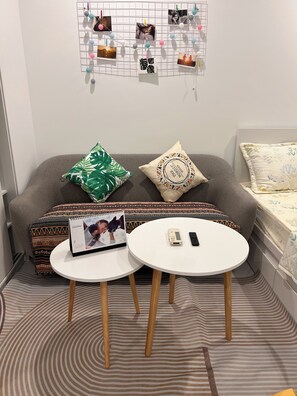 Deluxe-rum - 1 sovrum - balkong - utsikt mot poolen | Allergitestade sängkläder, duntäcken och memory foam-madrasser
