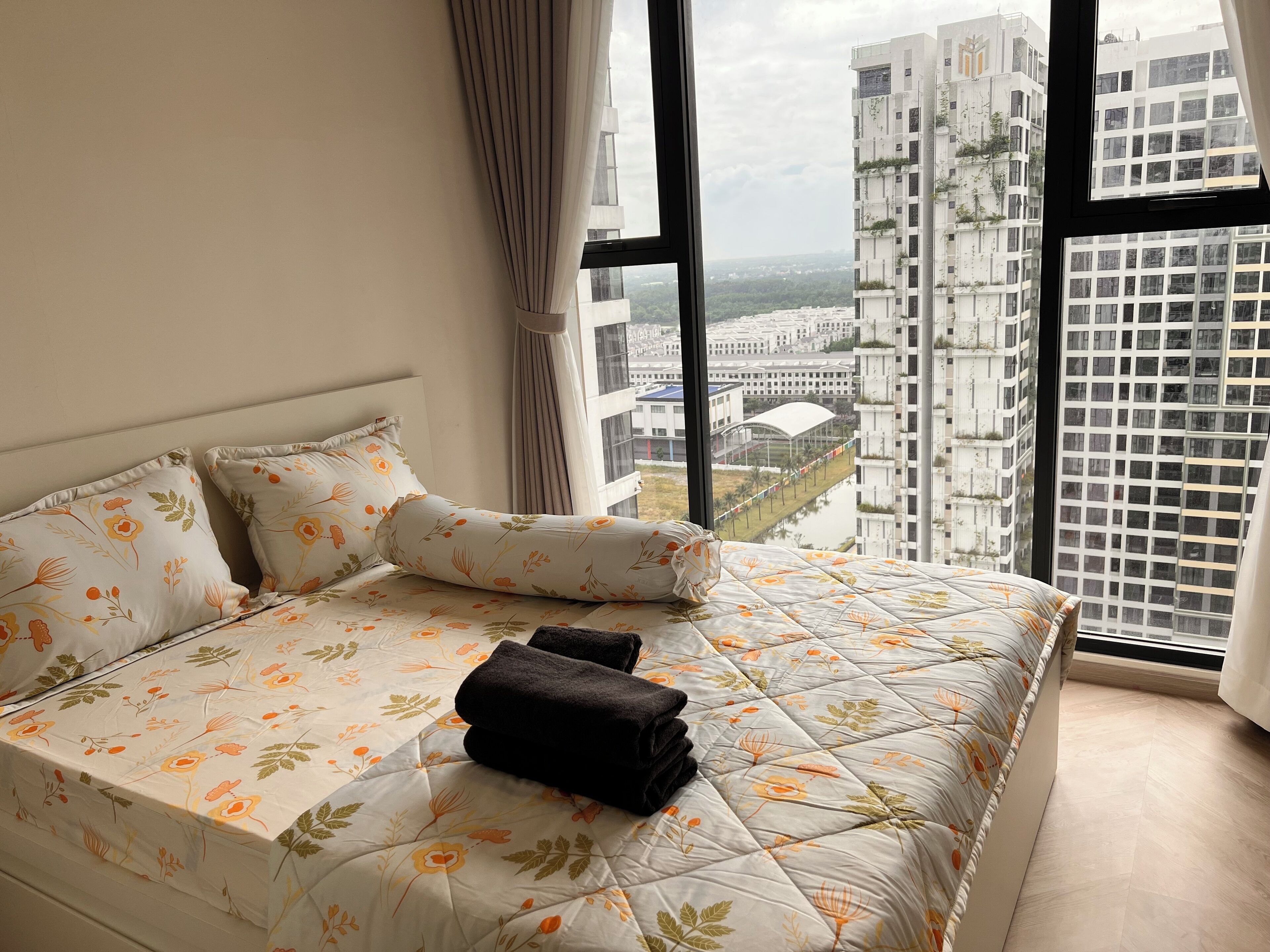 Luxury Apartment, 2 Bedrooms, Balcony, River View | Hypo-allergenic bedding, down comforters, memory foam beds