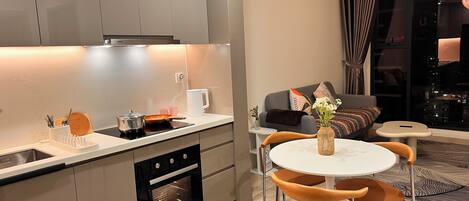 Luxury Apartment, 2 Bedrooms, Balcony, Pool View | Interior