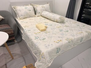 Deluxe-rum - 1 sovrum - balkong - utsikt mot poolen | Allergitestade sängkläder, duntäcken och memory foam-madrasser