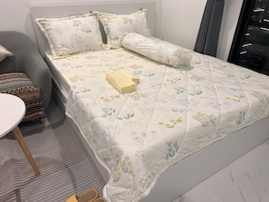 Deluxe-rum - 1 sovrum - balkong - utsikt mot poolen | Allergitestade sängkläder, duntäcken och memory foam-madrasser